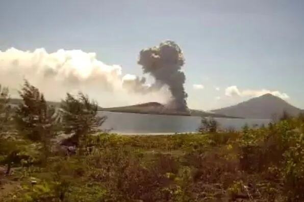 印尼喀拉喀托火山再次喷发