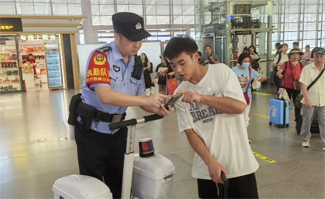 长沙南站就候车室雨水溢流致歉