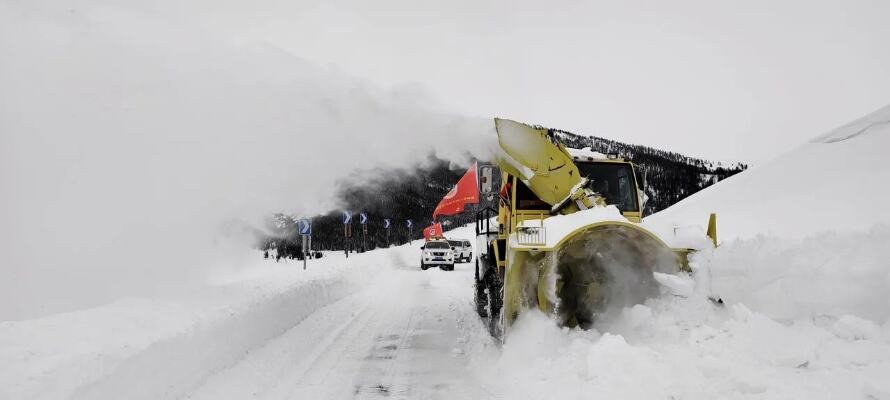 新疆喀纳斯景区部分雪阻道路疏通