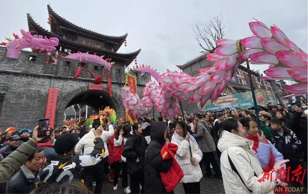 中国元宵灯会盛大启幕