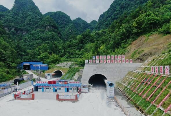 乌长高速公路全线首座隧道贯通