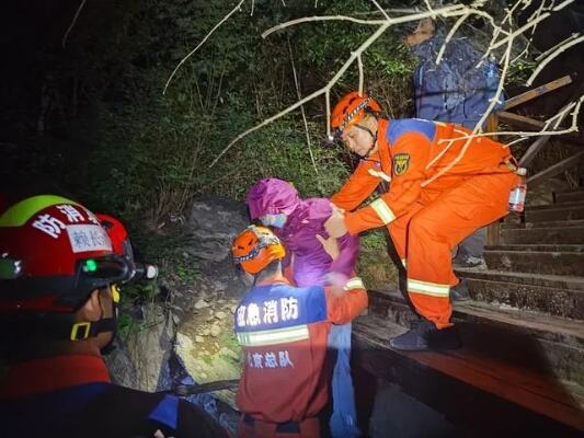 3名游客登山被困