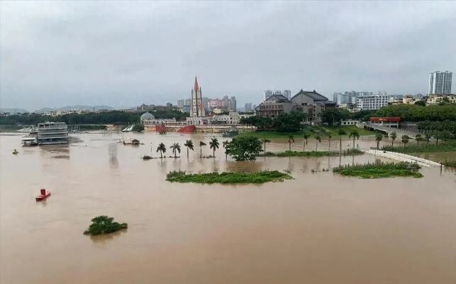 南宁暴雨街道被淹