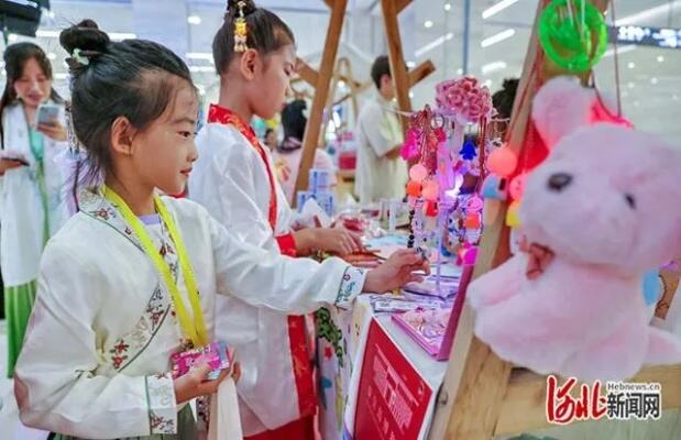 河北多地龙元素饰品走俏市场