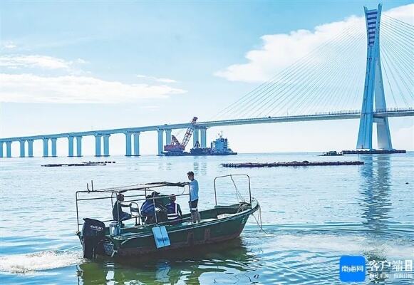 顶着台风天到空无一人的海边巡逻