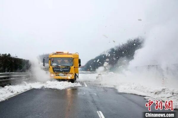 湖南高速集团浴雪铲冰