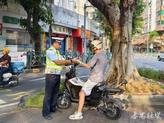 骑自行车上路因无牌被罚50元