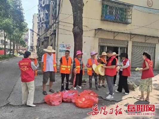 区两级工会慰问清雪一线环卫工人