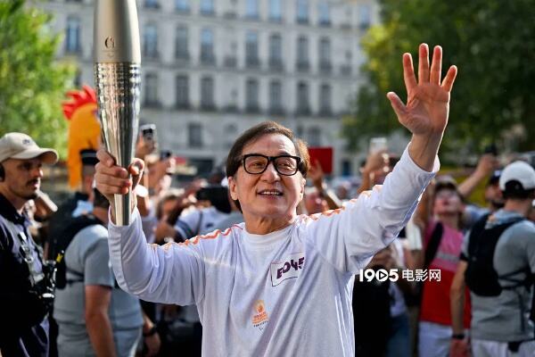 巴黎奥运火炬开启法国本土传递