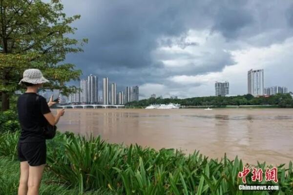 南宁遭遇暴雨