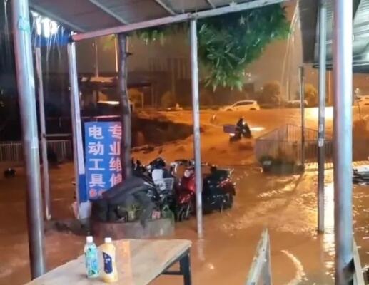 冒雨送餐被洪水冲走