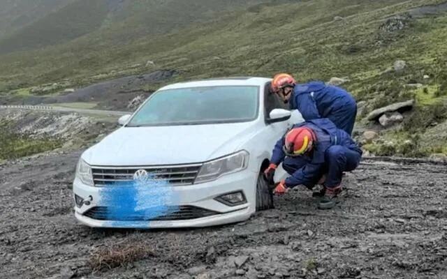 地震引发青海海东山体滑坡