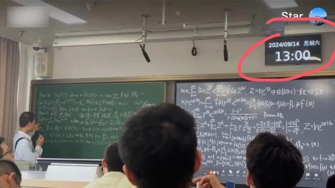 大学教授在黑板上写下自己名字，学生低头一看教材…