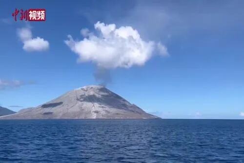 实拍大喷发后的印尼鲁昂火山