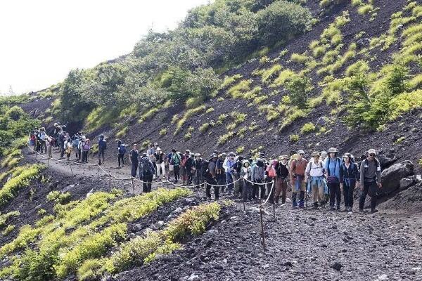 日本山梨县计划征收富士山登山费