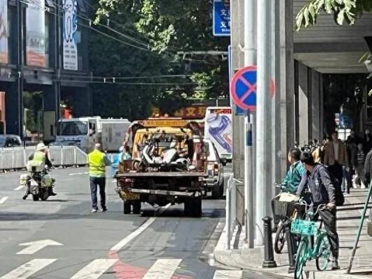 广州闹市区车祸致11伤